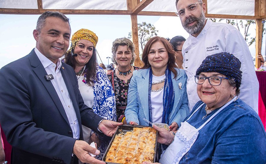 MANAVGAT, AKDENİZ’İN İKİ YAKASINDAN YÜKSELEN ŞARKILARLA ŞENLENDİ