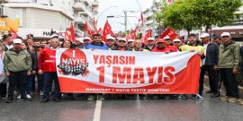 BAŞKAN KARA İŞÇİLERLE BİRLİKTE YÜRÜDÜ: “EMEK EN YÜCE DEĞERDİR”