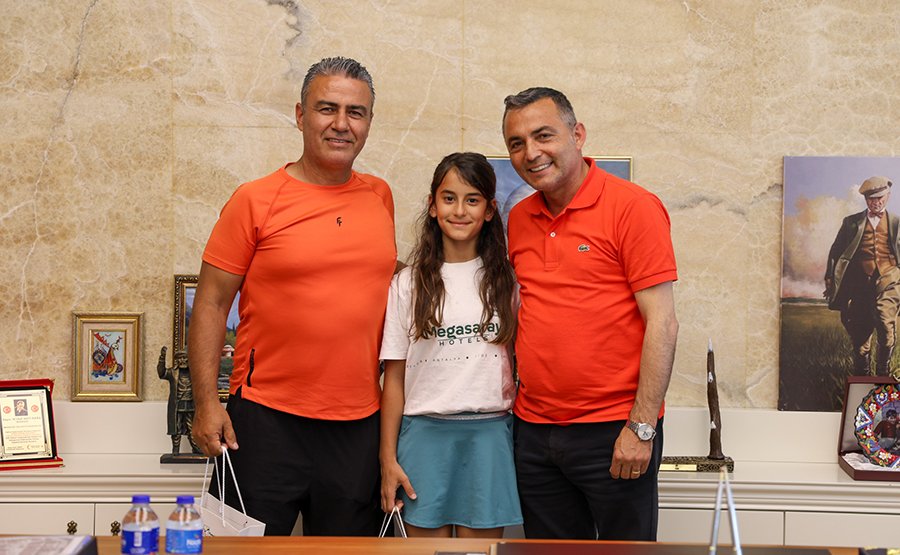 MANAVGAT’IN GURURU MAVİ ASYA YILDIRIM’DAN BAŞKAN KARA’YA ZİYARET