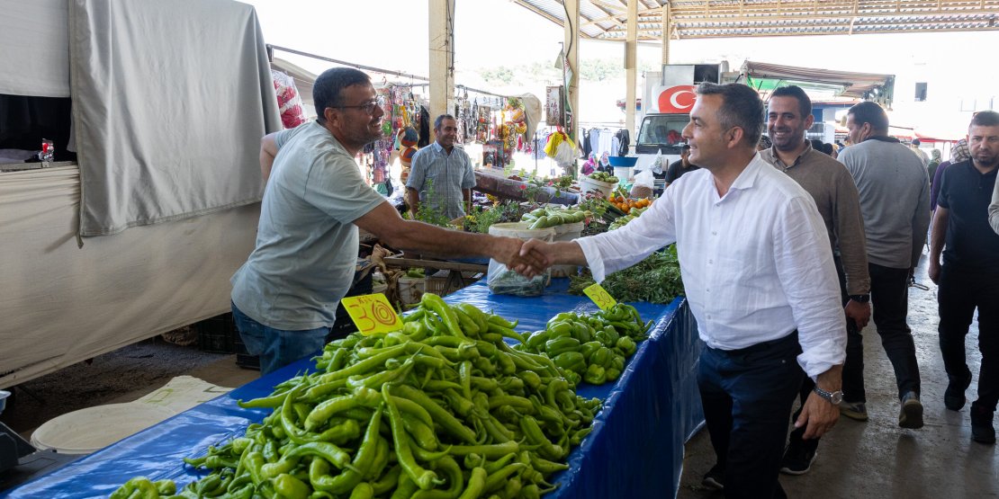 BAŞKAN KARA, ÇARŞAMBA PAZARI’NDA ESNAF VE VATANDAŞLA BULUŞTU