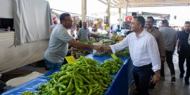 BAŞKAN KARA, ÇARŞAMBA PAZARI’NDA ESNAF VE VATANDAŞLA BULUŞTU
