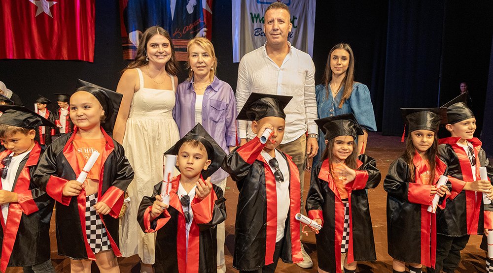 MİNİKLERDEN UNUTULMAZ MEZUNİYET