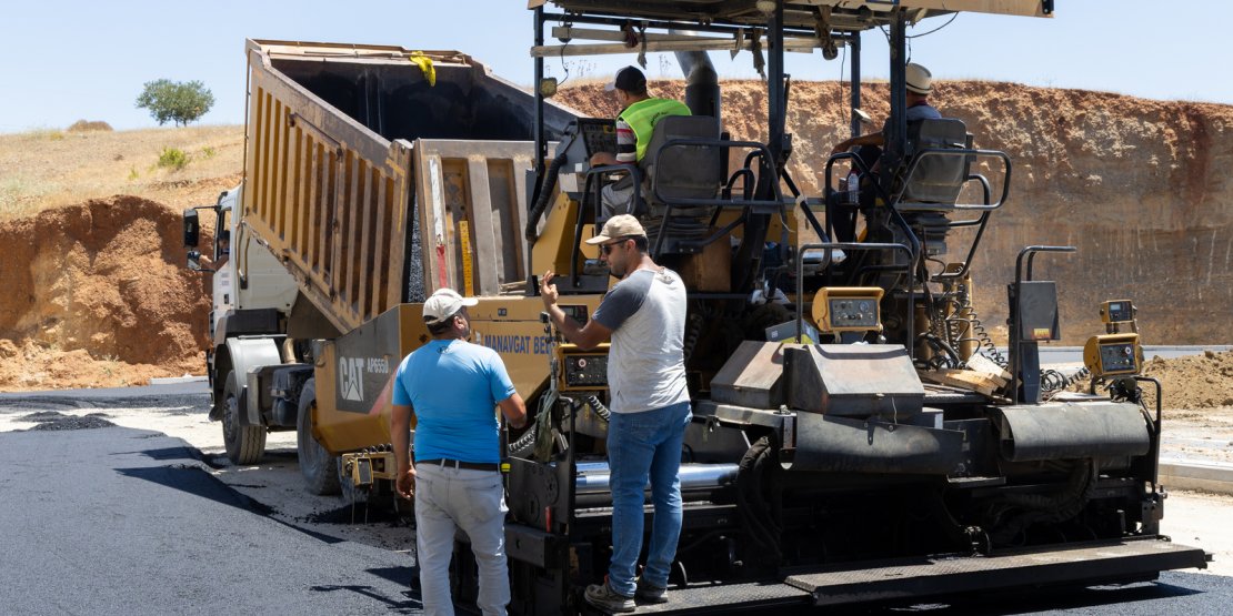 MANAVGAT’IN DÖRT BİR YANINDA YOL VE ASFALT SEFERBERLİĞİ