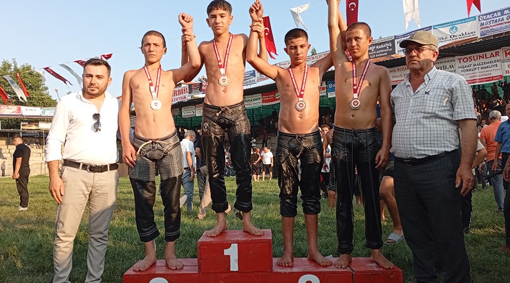 MANAVGAT BELEDİYESİ GÜREŞ KULÜBÜ’NDEN ÇİFTE BAŞARI