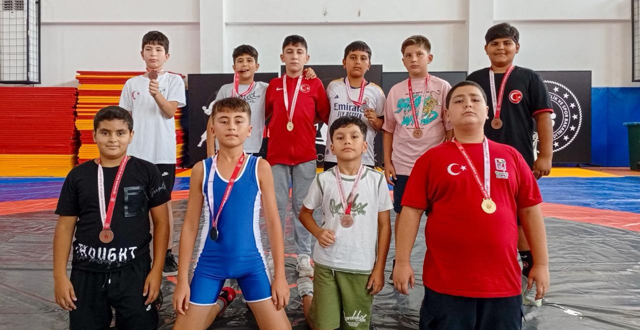 MANAVGAT BELEDİYESİ GÜREŞ KULÜBÜ MİNİKLERİNDEN MADALYA YAĞMURU