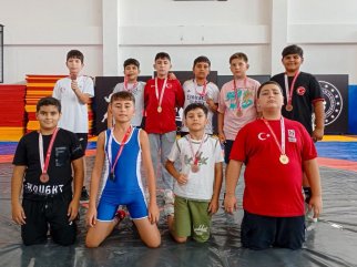 MANAVGAT BELEDİYESİ GÜREŞ KULÜBÜ MİNİKLERİNDEN MADALYA YAĞMURU