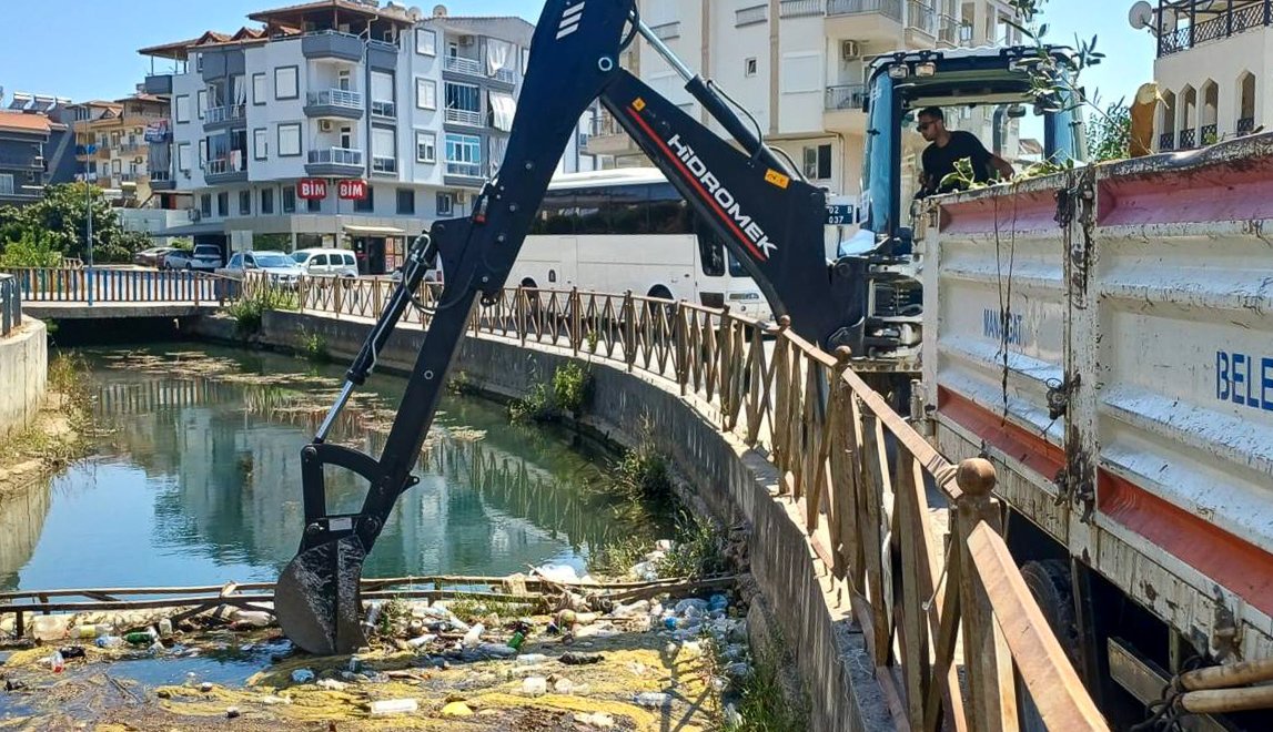 MANAVGAT BELEDİYESİ, KANAL TEMİZLİĞİ ÇALIŞMALARINA DEVAM EDİYOR