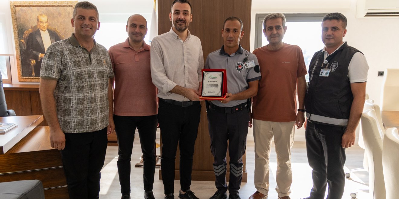 MANAVGAT BELEDİYESİ’NDEN KAHRAMAN GÜVENLİK GÖREVLİSİNE PLAKET