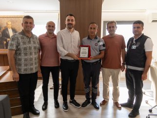 MANAVGAT BELEDİYESİ’NDEN KAHRAMAN GÜVENLİK GÖREVLİSİNE PLAKET