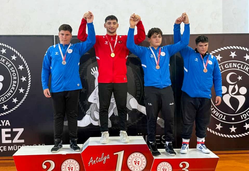 MANAVGATLI GÜREŞÇİLERDEN ÇİFTE ŞAMPİYONLUK