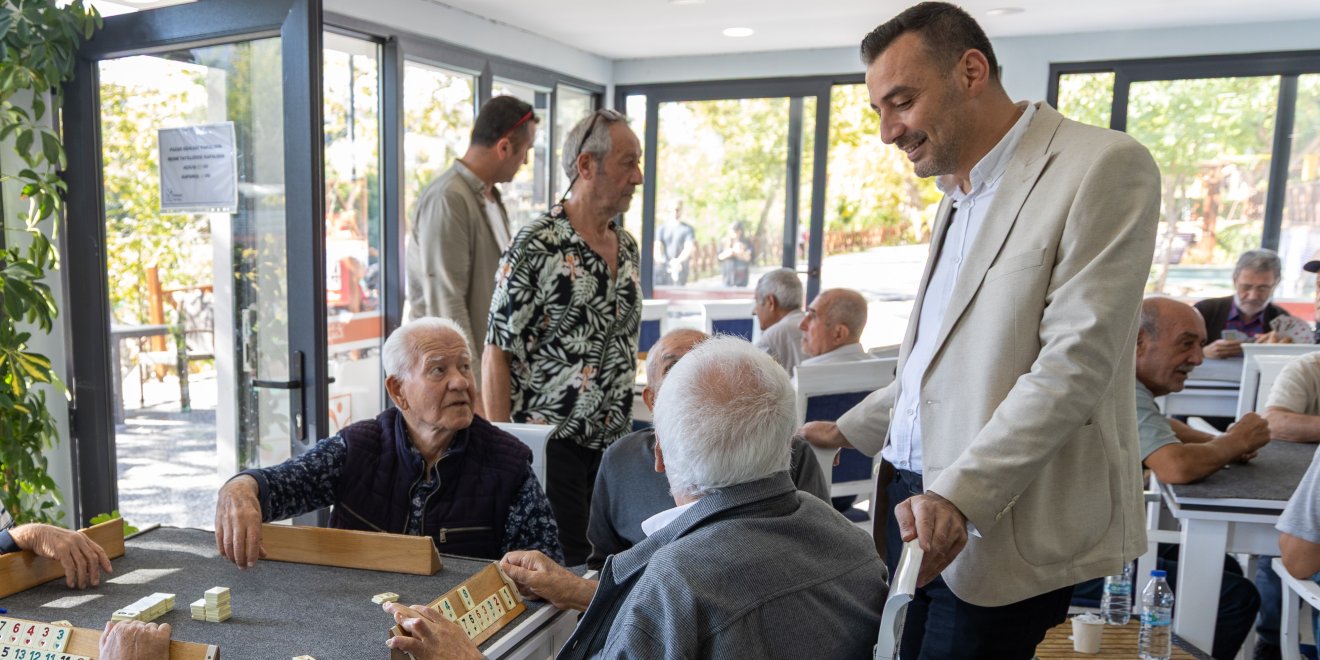 BAŞKAN VEKİLİ ÇİÇEK’TEN EMEKLİ KAHVESİ VE ESNAF ZİYARETİ