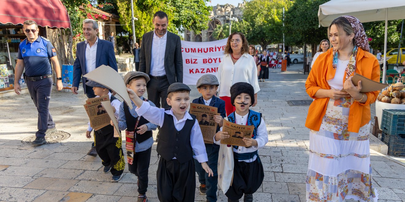 ANTİK SİDE SOKAKLARINDA CUMHURİYET SEVİNCİ