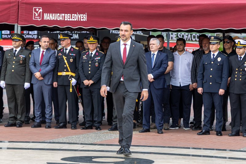 BAŞKAN VEKİLİ MEHMET ÇİÇEK, 29 EKİM CUMHURİYET BAYRAMI ÇELENK SUNMA TÖRENİNE KATILDI