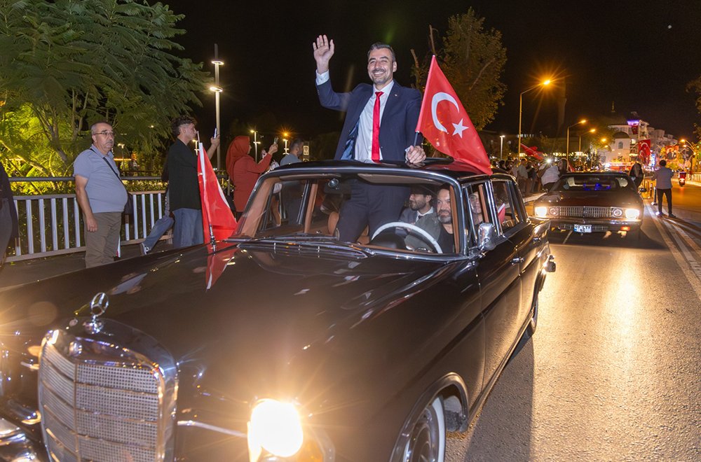 MANAVGAT’TA FENER ALAYI, KORTEJ VE RETROBÜS KONSERİYLE CUMHURİYET BAYRAMI COŞKUSU ZİRVEYE ULAŞTI