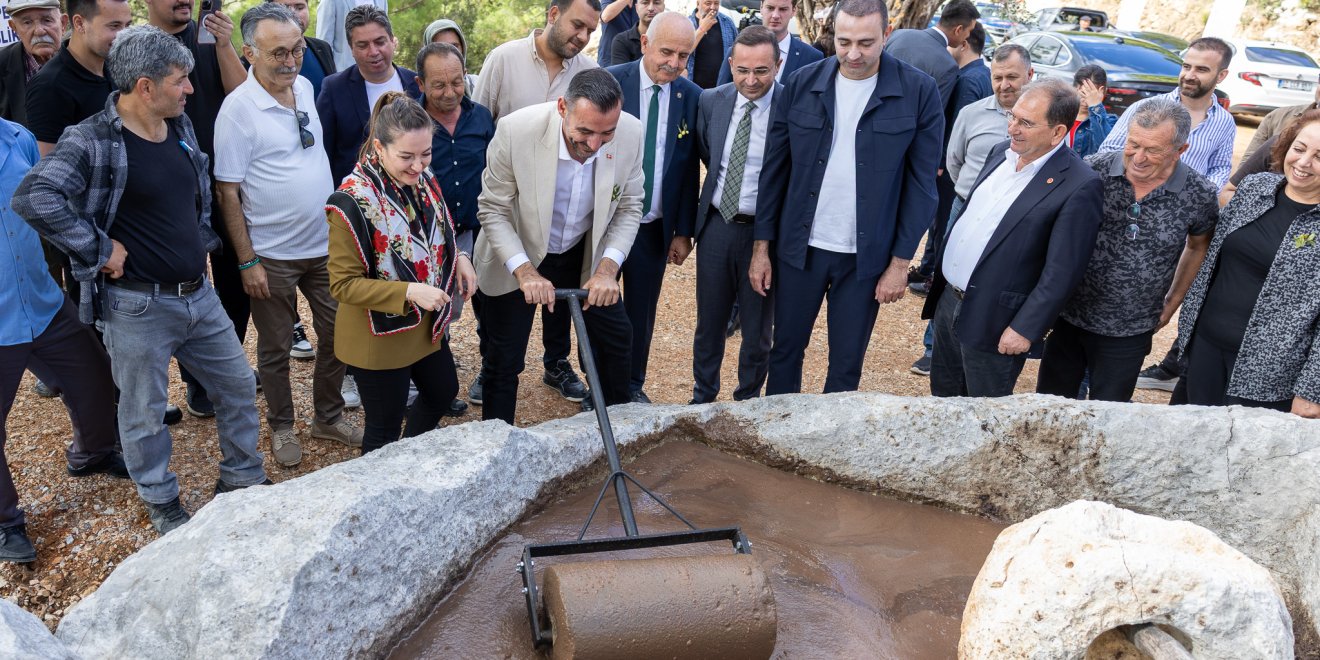 2. MANAVGAT ZEYTİN VE ZEYTİNYAĞI FESTİVALİ’NDE İLK GÜN COŞKUSU