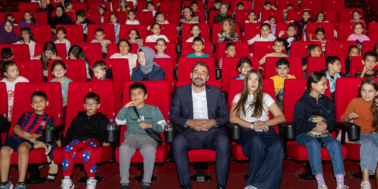 BAŞKAN VEKİLİ ÇİÇEK’TEN ÇOCUKLARA SİNEMA SÜRPRİZİ