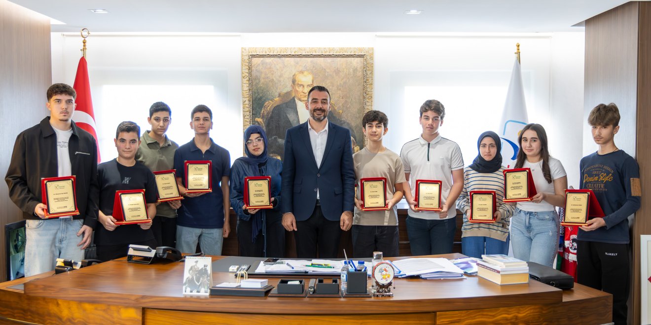 LGS VE YKS’DE BAŞARI ELDE EDEN ÖĞRENCİLERDEN BAŞKAN VEKİLİ ÇİÇEK’E ZİYARETLER DEVAM EDİYOR