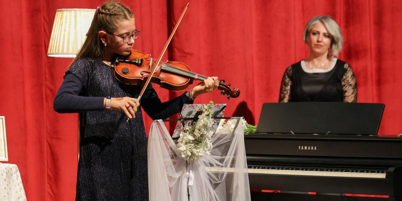 MANAVGAT’TA “MİNİK PARMAKLARDAN BÜYÜK EZGİLER” RESİTALİ SANATSEVERLERLE BULUŞTU