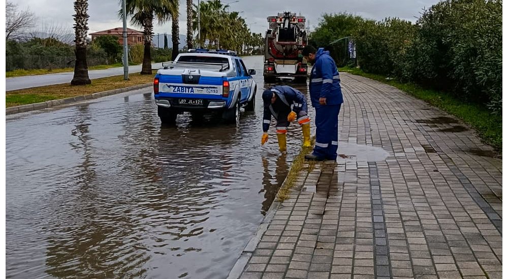 MANAVGAT BELEDİYESİ’NDEN FIRTINA VE SAĞANAK YAĞIŞA KARŞI YOĞUN ÇALIŞMA