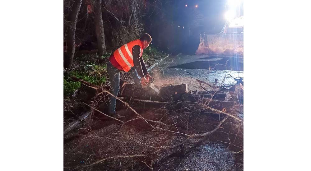 MANAVGAT BELEDİYESİ: HORTUMUN YOL AÇTIĞI HASARA EKİPLERİMİZLE MÜDAHALE EDİYORUZ