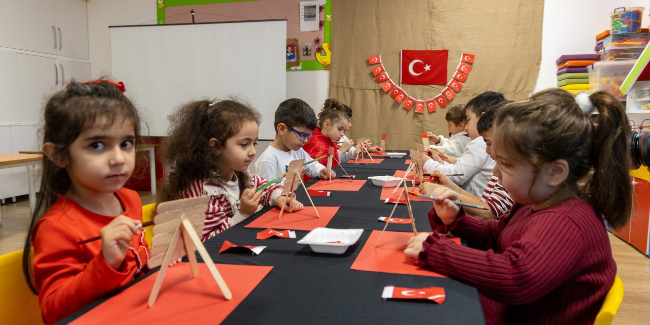 MANAVGAT BELEDİYESİ EĞİTİM KURUMLARINDA İKİNCİ DÖNEM “BAYRAK SEVGİSİ” TEMASIYLA BAŞLADI