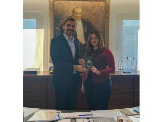 MANAVGATLI YAZAR ÖZLEM FELEK’TEN BAŞKAN VEKİLİ ÇİÇEK’E ZİYARET