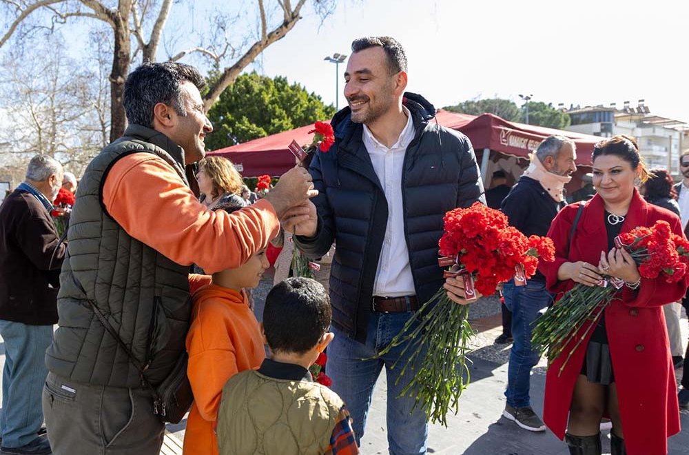 BAŞKAN VEKİLİ ÇİÇEK VE EŞİ SEVGİLİLER GÜNÜNDE ÇİÇEK DAĞITTI