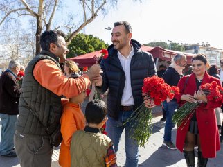 BAŞKAN VEKİLİ ÇİÇEK VE EŞİ SEVGİLİLER GÜNÜNDE ÇİÇEK DAĞITTI