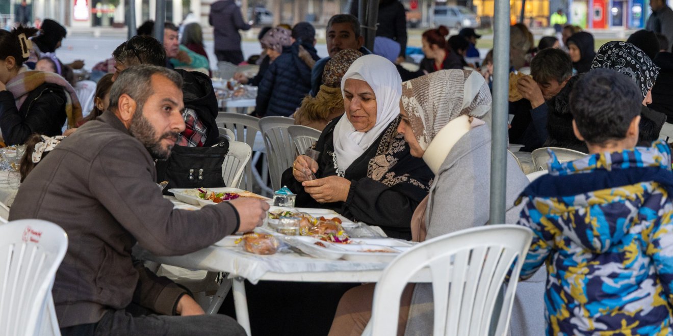 MANAVGAT’TA RAMAZAN SOFRALARI VATANDAŞLARI BULUŞTURUYOR