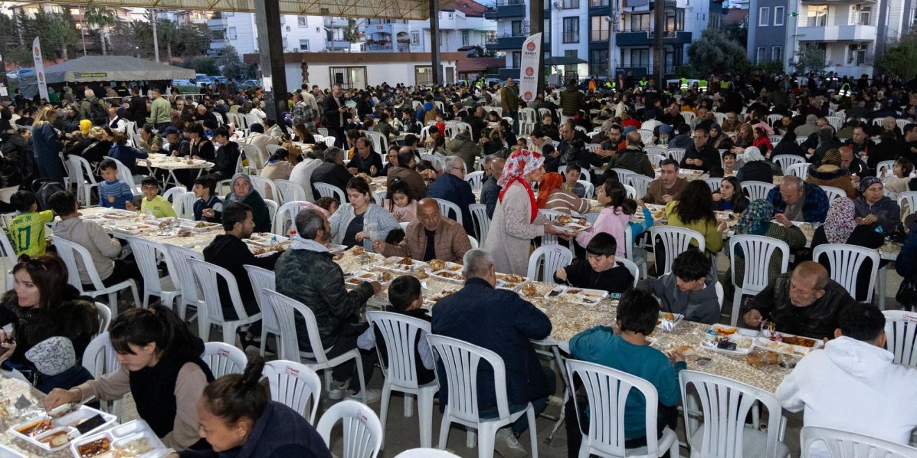 MANAVGAT BELEDİYESİ SİDE’DE İFTAR SOFRASI KURDU