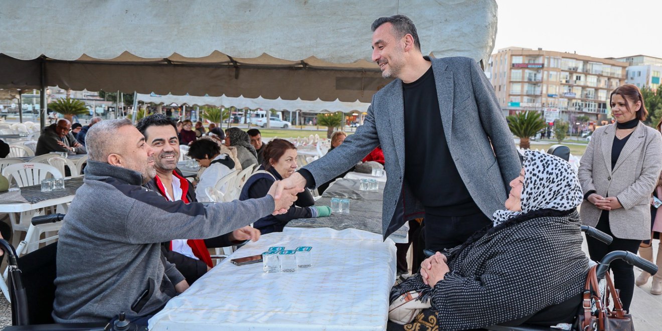 BAŞKAN VEKİLİ MEHMET ÇİÇEK, İFTAR SOFRALARINDA VATANDAŞLARLA BULUŞTU