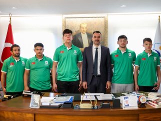 MANAVGAT BELEDİYESİ GÜREŞ KULÜBÜ SPORCULARINDAN BAŞKAN VEKİLİ MEHMET ÇİÇEK’E ZİYARET