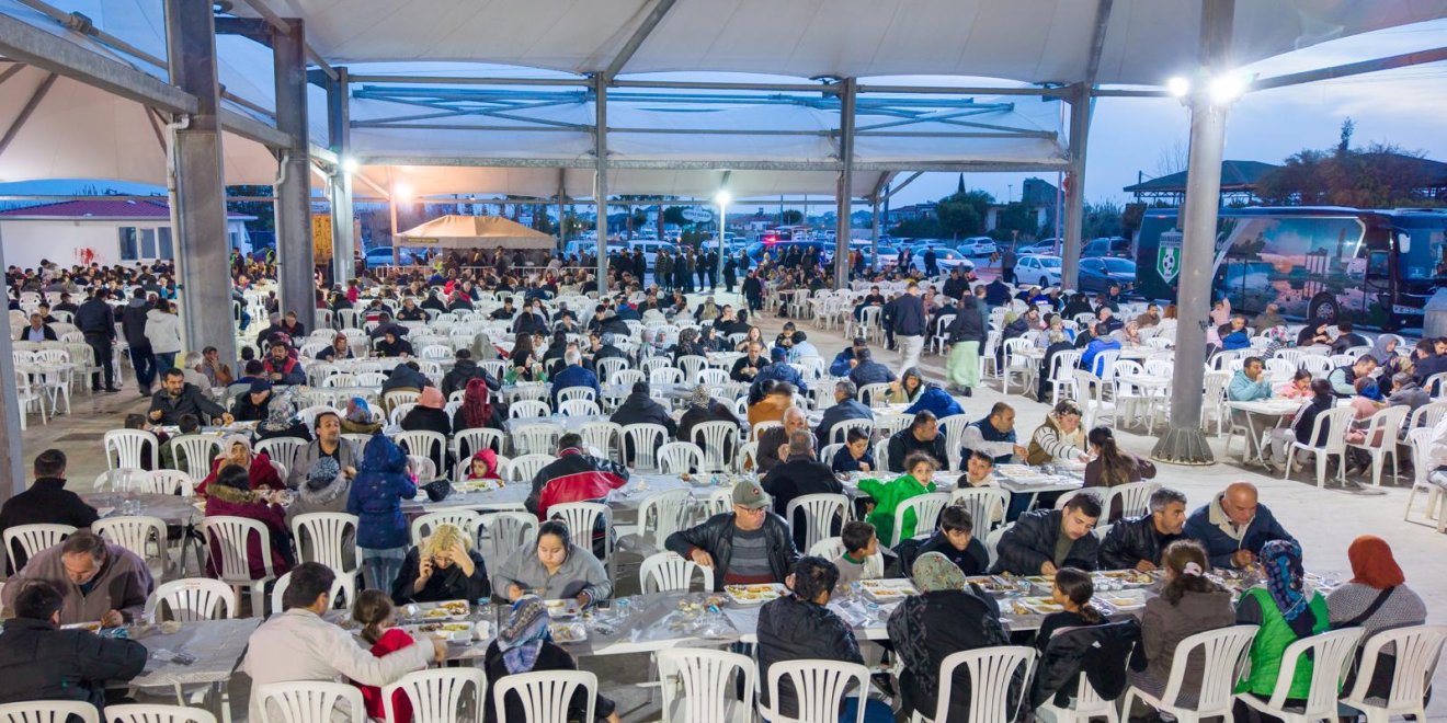 BAŞKAN VEKİLİ ÇİÇEK, EVRENSEKİ VE YUKARI IŞIKLAR’DA İFTAR PROGRAMLARINA KATILDI