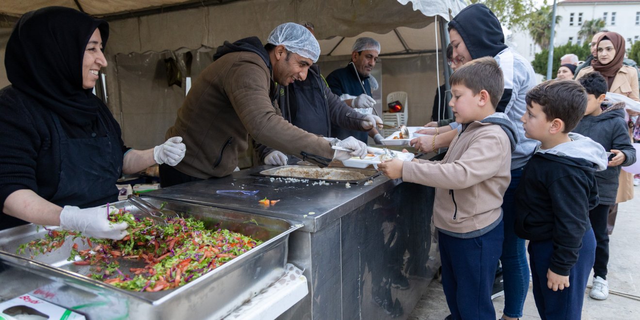 BAŞKAN VEKİLİ ÇİÇEK, İFTAR SOFRALARINDA VATANDAŞLARLA BİR ARAYA GELMEYİ SÜRDÜRÜYOR