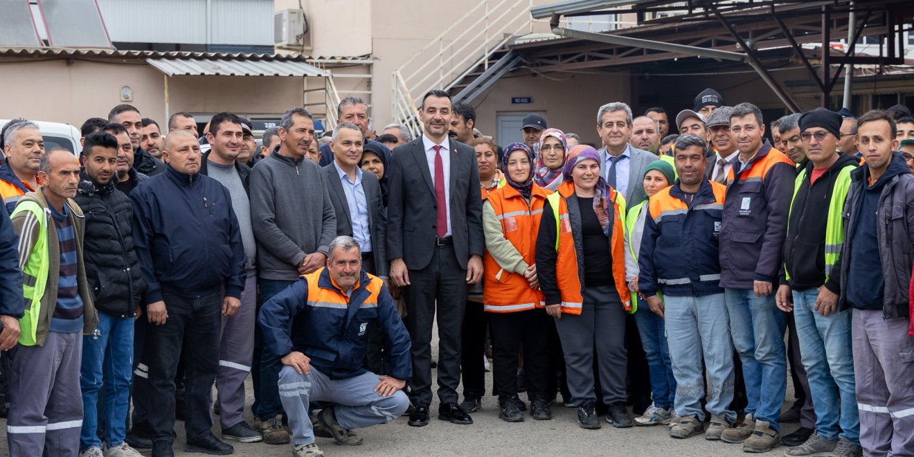 BAŞKAN VEKİLİ ÇİÇEK, BELEDİYE PERSONELİ VE MECLİS ÜYELERİYLE BAYRAMLAŞTI