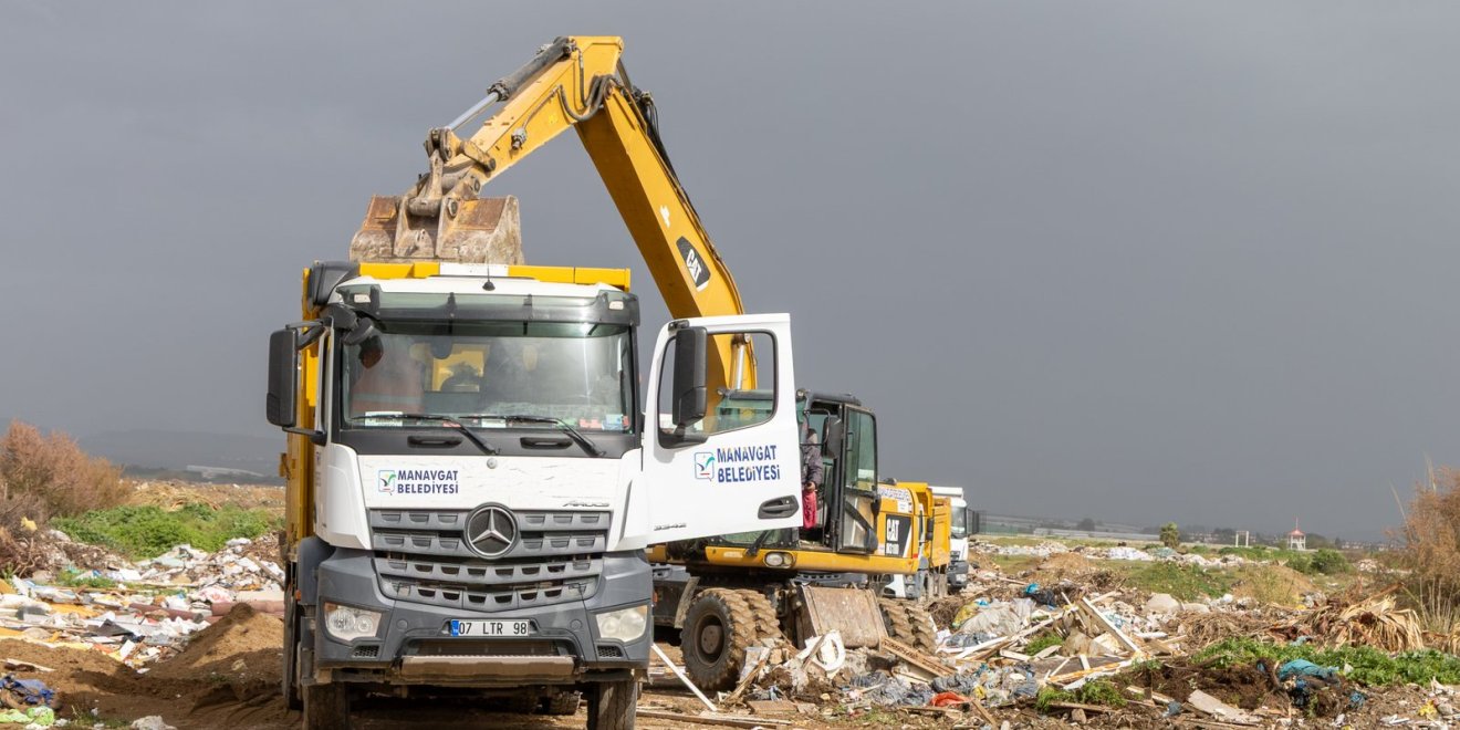 MANAVGAT BELEDİYESİNDEN NEHİR AĞZINDA TEMİZLİK ÇALIŞMASI