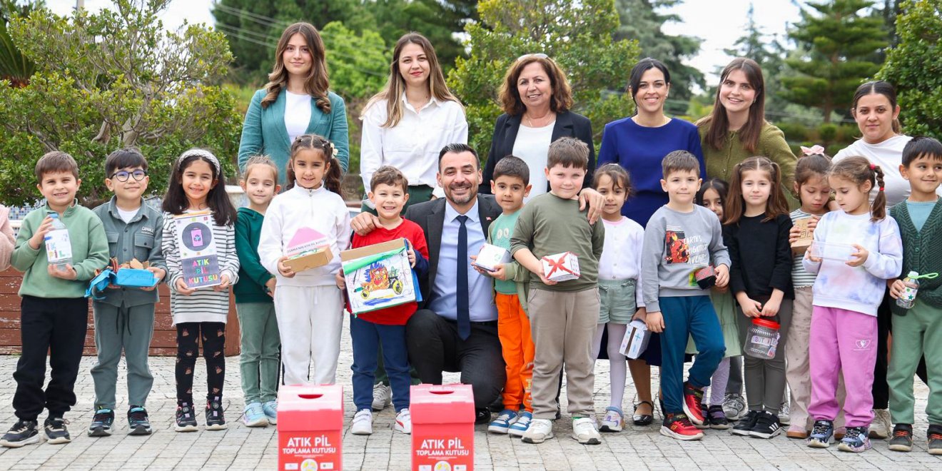 BAŞKAN VEKİLİ ÇİÇEK, MİNİKLERİN ATIK PİL TOPLAMA ETKİNLİĞİNE KATILDI