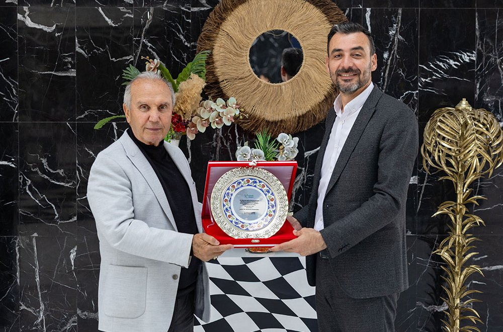 BAŞKAN VEKİLİ MEHMET ÇİÇEK’TEN AĞA HASAN ÖZDEN’E PLAKET