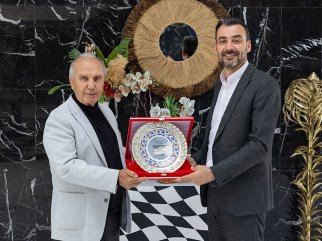 BAŞKAN VEKİLİ MEHMET ÇİÇEK’TEN AĞA HASAN ÖZDEN’E PLAKET
