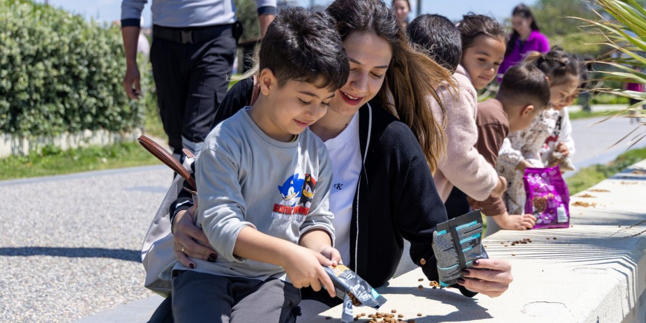MANAVGATLI MİNİKLER CAN DOSTLARI İÇİN SAHADA