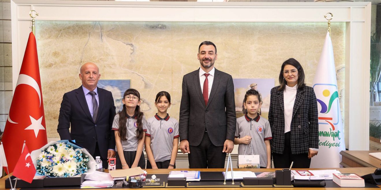 BAŞKAN VEKİLİ ÇİÇEK KOLTUĞUNU ÇOCUKLARA DEVRETTİ