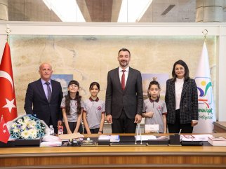 BAŞKAN VEKİLİ ÇİÇEK KOLTUĞUNU ÇOCUKLARA DEVRETTİ