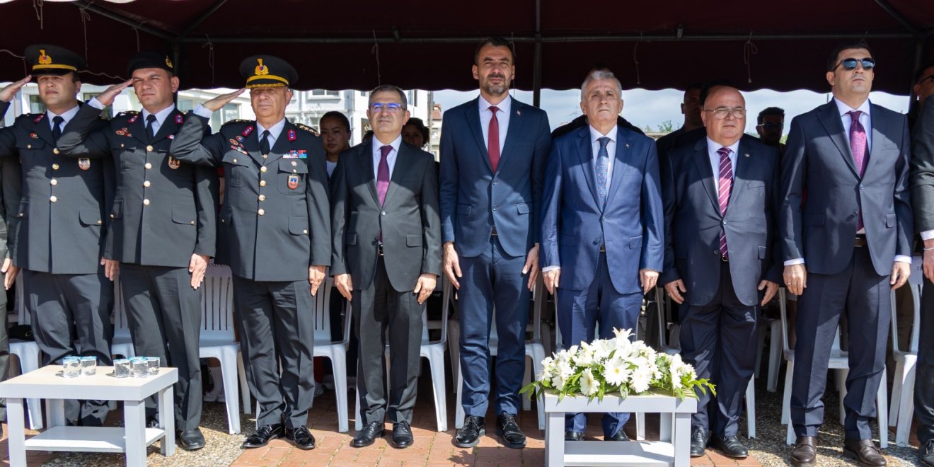 23 NİSAN’DA MANAVGAT KIRMIZI-BEYAZA BÜRÜNDÜ