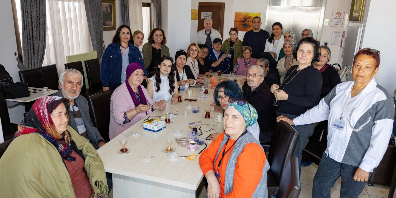 MANAVGAT’TA HUZUREVİ SAKİNLERİNE EL SANATLARI ETKİNLİĞİ