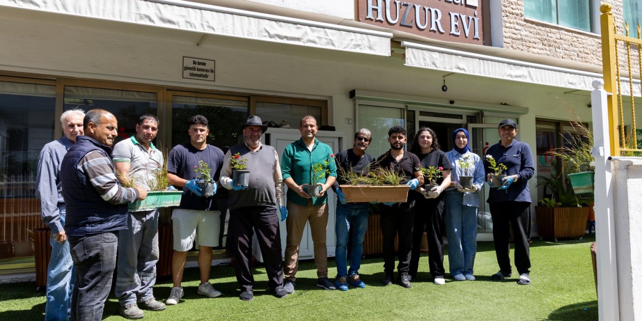 ÜNİVERSİTELİ GENÇLER HUZUREVİ SAKİNLERİYLE BAHÇE DÜZENLEDİ