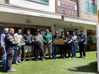 ÜNİVERSİTELİ GENÇLER HUZUREVİ SAKİNLERİYLE BAHÇE DÜZENLEDİ