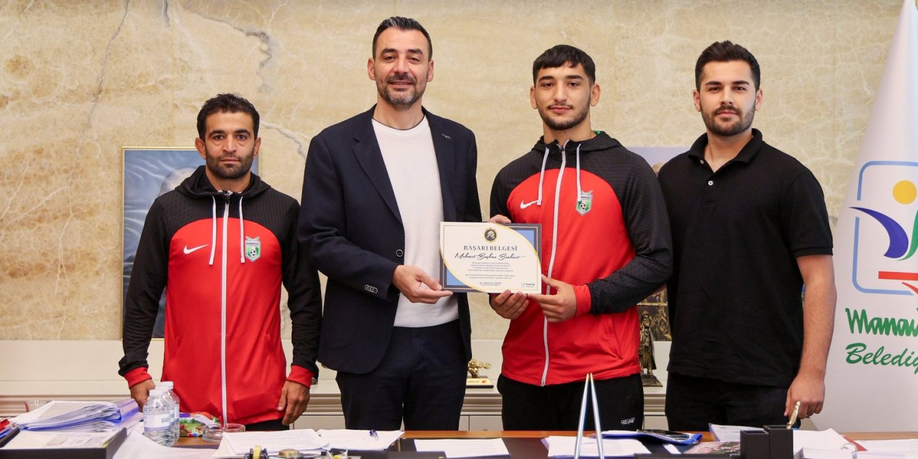 BAŞKAN VEKİLİ ÇİÇEK, BAŞARILI SPORCULARI ÖDÜLLENDİRDİ