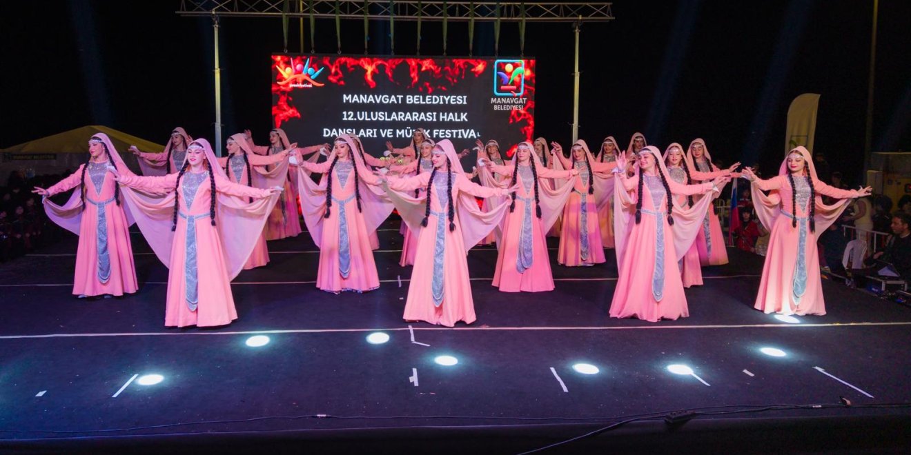 MANAVGAT BELEDİYESİ ULUSLARARASI HALK DANSLARI FESTİVALİ MUHTEŞEM BİR FİNALLE SONA ERDİ
