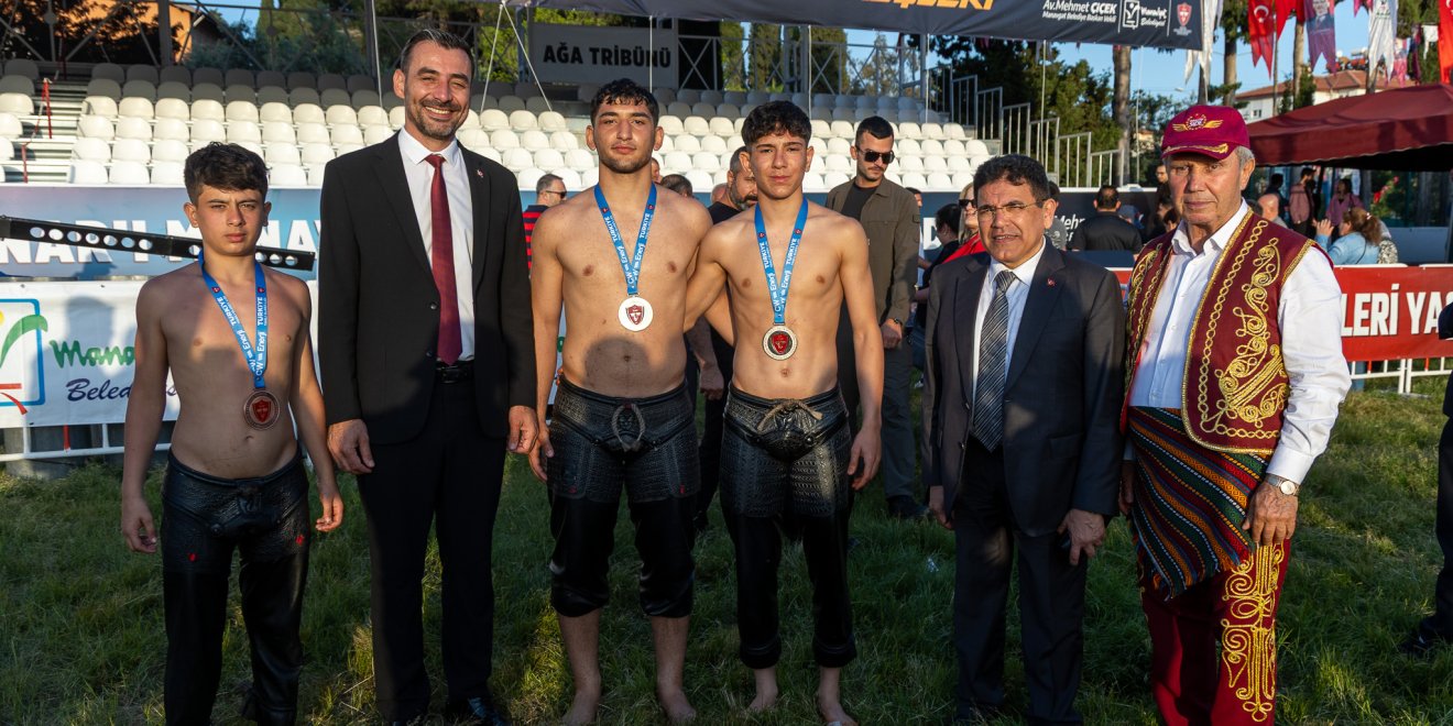 MANAVGATLI GENÇ PEHLİVANLAR ER MEYDANINDA GÖZ DOLDURDU