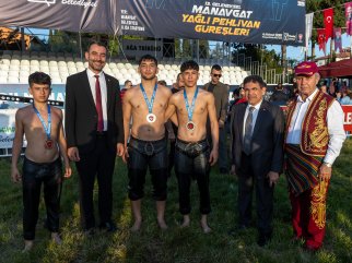 MANAVGATLI GENÇ PEHLİVANLAR ER MEYDANINDA GÖZ DOLDURDU